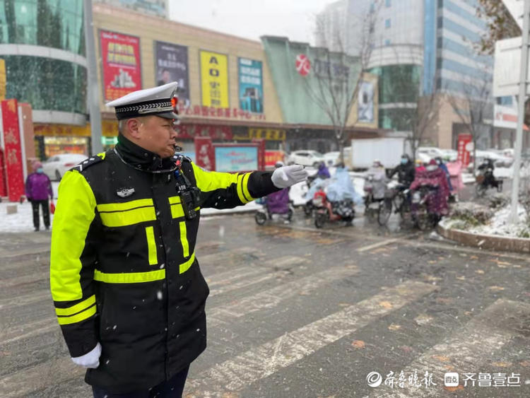 今冬首场雪来了，行车注意安全，菏泽交警伴你一路同行