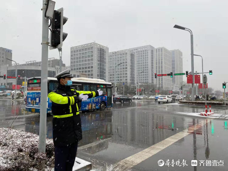 今冬首场雪来了，行车注意安全，菏泽交警伴你一路同行