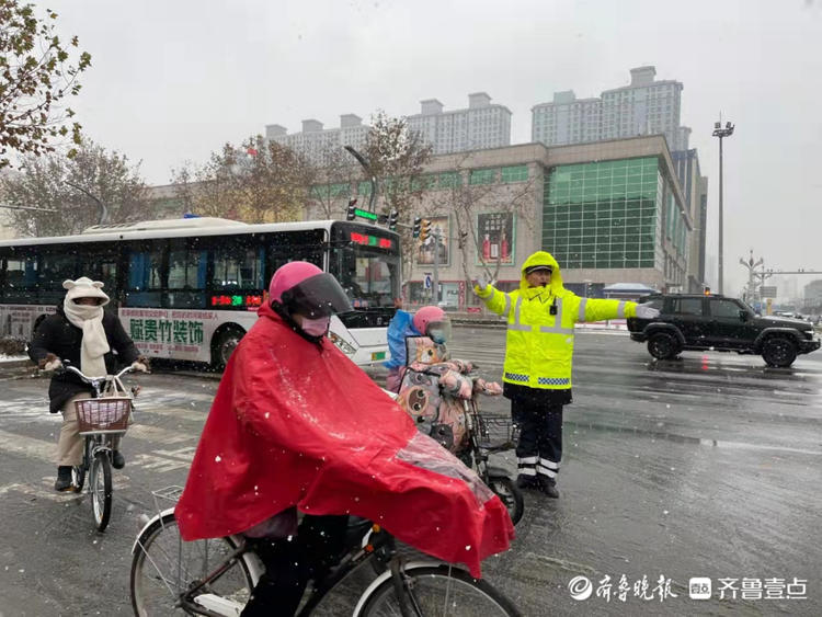 今冬首场雪来了，行车注意安全，菏泽交警伴你一路同行