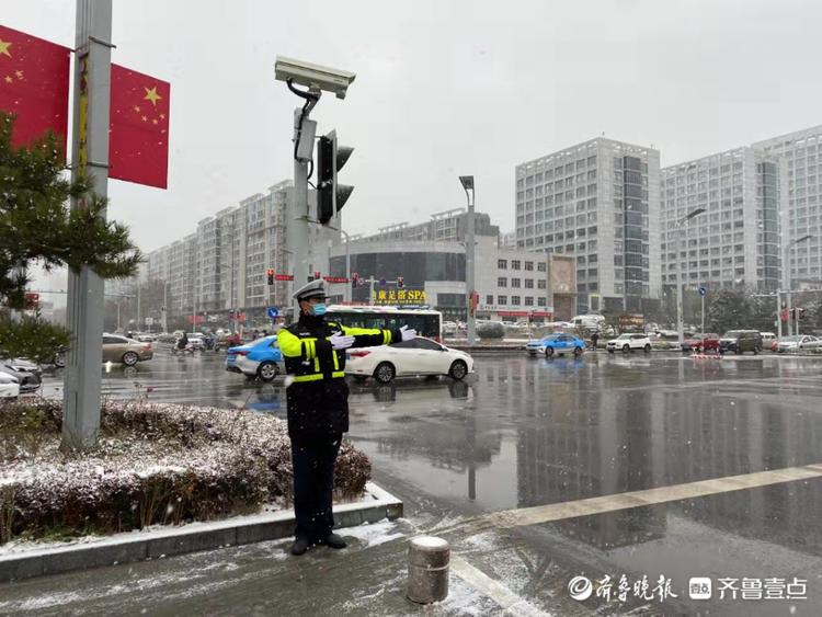 今冬首场雪来了，行车注意安全，菏泽交警伴你一路同行