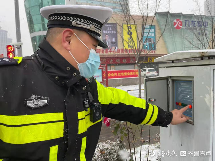今冬首场雪来了，行车注意安全，菏泽交警伴你一路同行