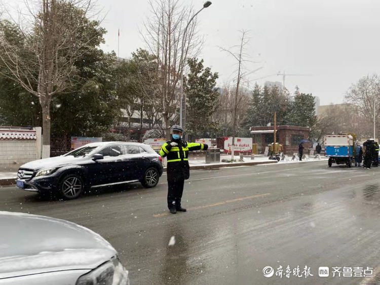 今冬首场雪来了，行车注意安全，菏泽交警伴你一路同行