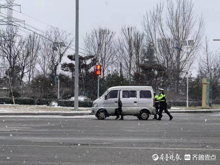 今冬首场雪来了，行车注意安全，菏泽交警伴你一路同行