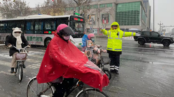 果然视频|降温降雪！行车注意安全，菏泽交警伴你一路同行