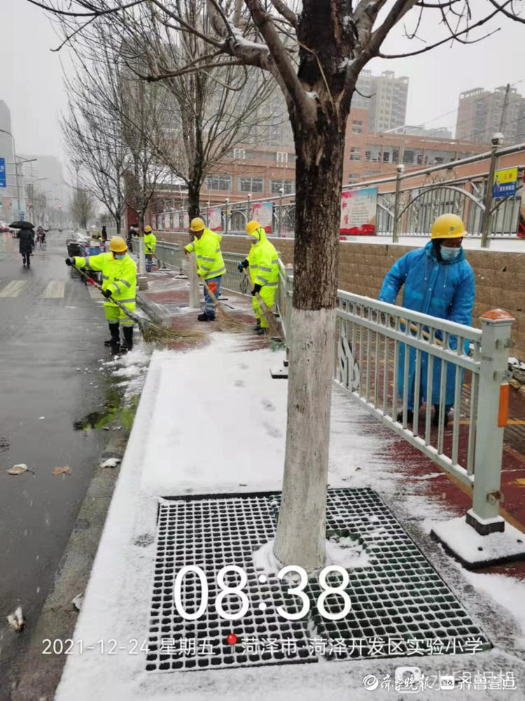 凌晨菏泽降下小雪，菏泽京环环卫工人彻夜奋战快速清理保道路畅通