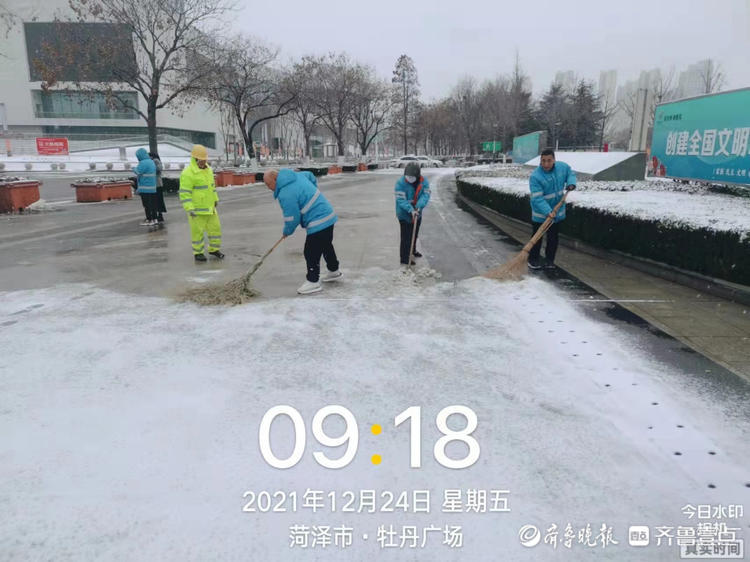 凌晨菏泽降下小雪，菏泽京环环卫工人彻夜奋战快速清理保道路畅通