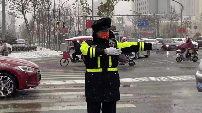 以雪为令，牡丹区交警24小时不间断巡逻