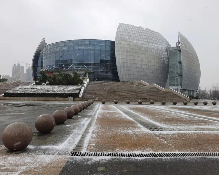 12月24日，菏泽迎来雨雪天气，并伴随降温。菏泽各部门以雪为令，积极采取应急措施，全力做好各项保障工作。