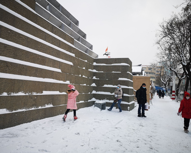 一觉醒来，大雪倾城。受强冷空气影响，25日凌晨0时开始，烟台市区降雪逐渐加大，“雪窝”模式再度开启。一边，银装素裹的烟台让我们领略了港城别样的魅力，一边，烟台的清雪人员火力全开，全力应对风雪。