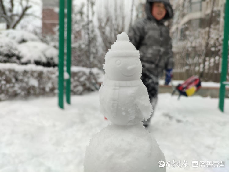图集|一夜大雪过后的烟台，孩子们沉浸在冰雪世界