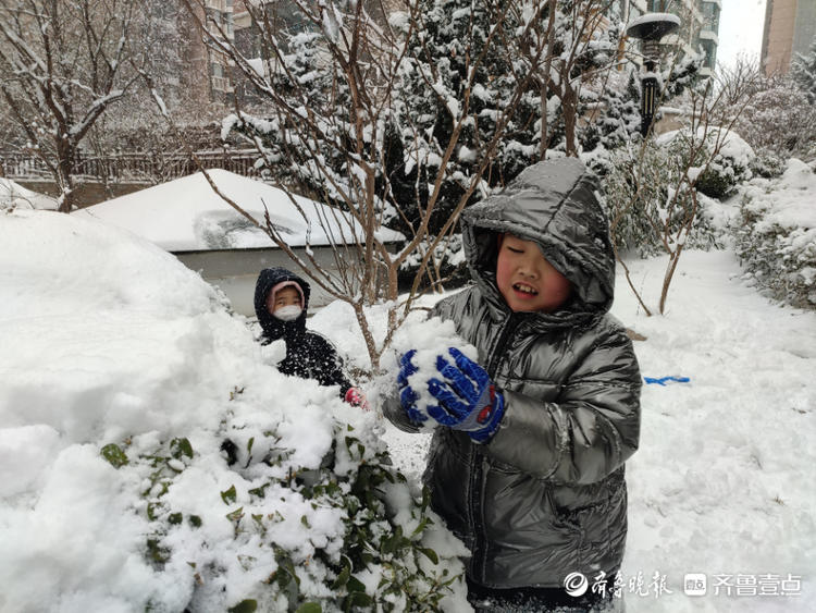 图集|一夜大雪过后的烟台，孩子们沉浸在冰雪世界