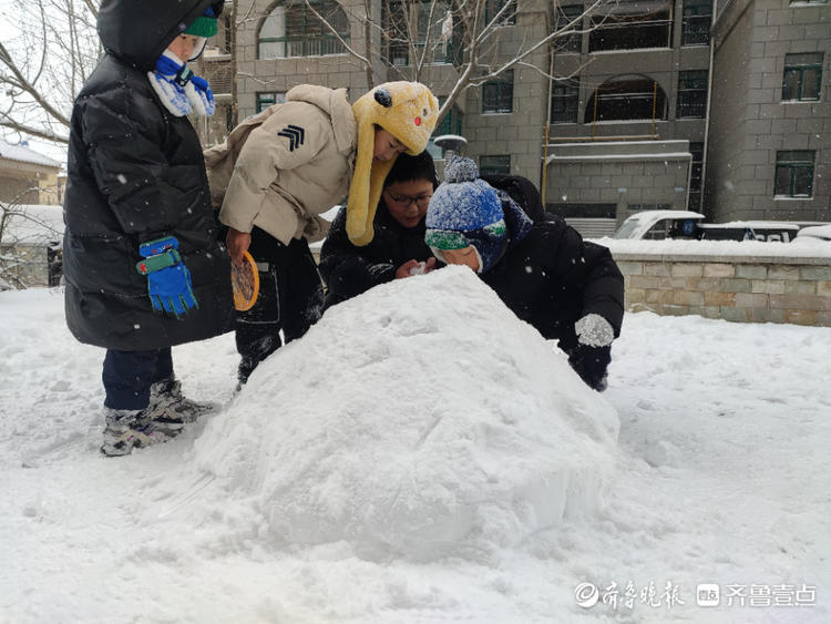 图集|一夜大雪过后的烟台，孩子们沉浸在冰雪世界