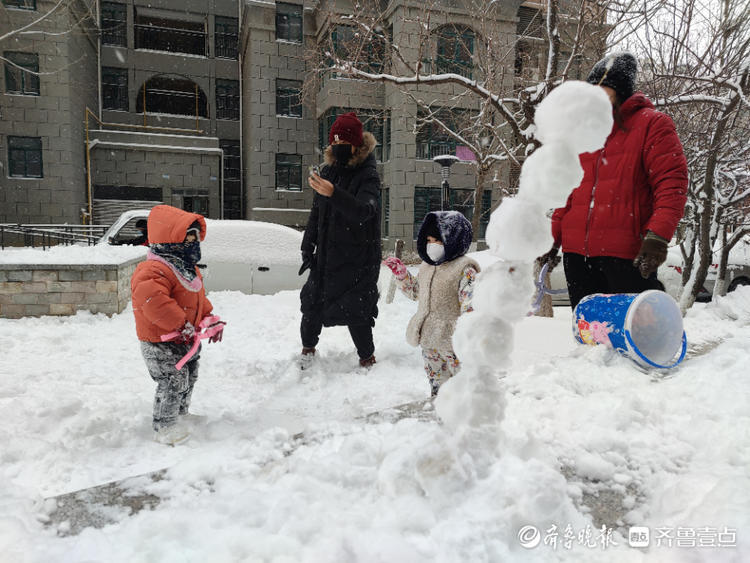 图集|一夜大雪过后的烟台，孩子们沉浸在冰雪世界