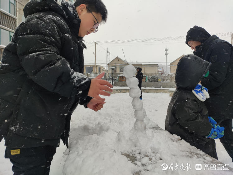 图集|一夜大雪过后的烟台，孩子们沉浸在冰雪世界