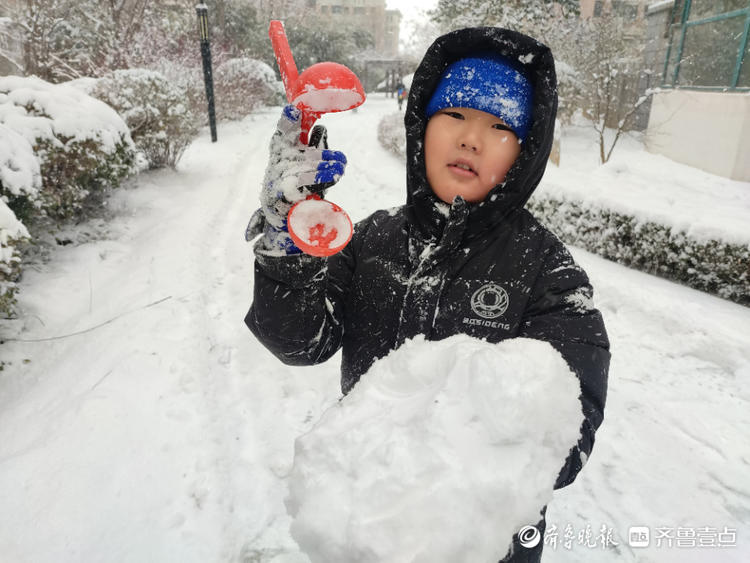 图集|一夜大雪过后的烟台，孩子们沉浸在冰雪世界