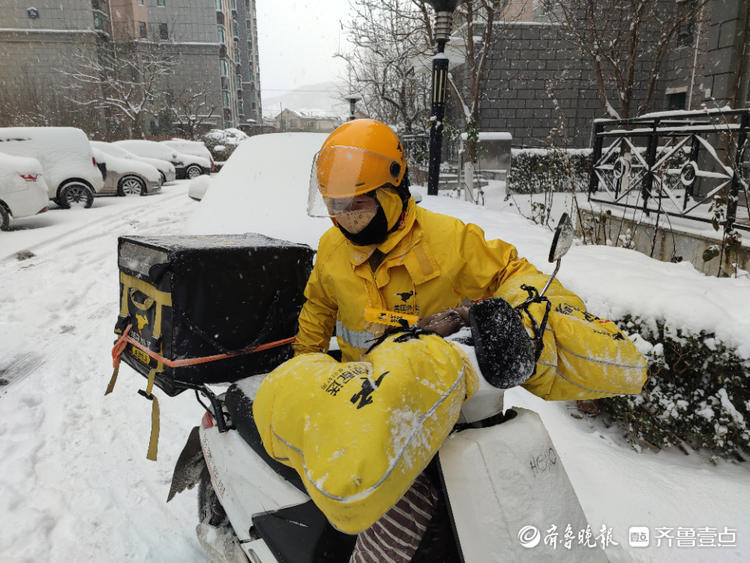图集|烟台，大雪天里的劳动者