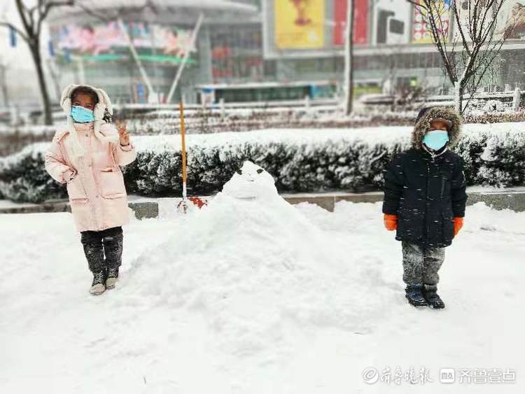图集|一夜大雪过后的烟台，孩子们沉浸在冰雪世界