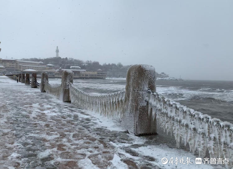 图集|冬日限定！烟台滨海广场护栏挂冰凌