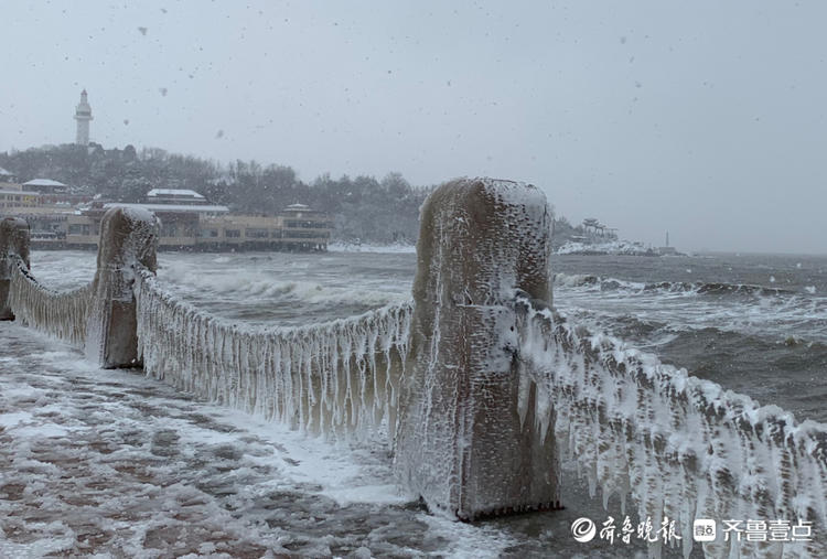 图集|冬日限定！烟台滨海广场护栏挂冰凌