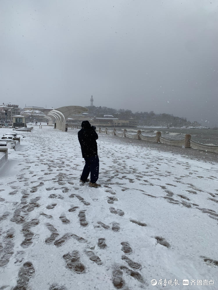 图集|冬日限定！烟台滨海广场护栏挂冰凌