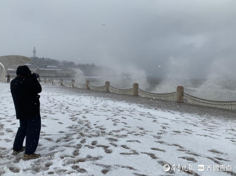 图集|冬日限定！烟台滨海广场护栏挂冰凌