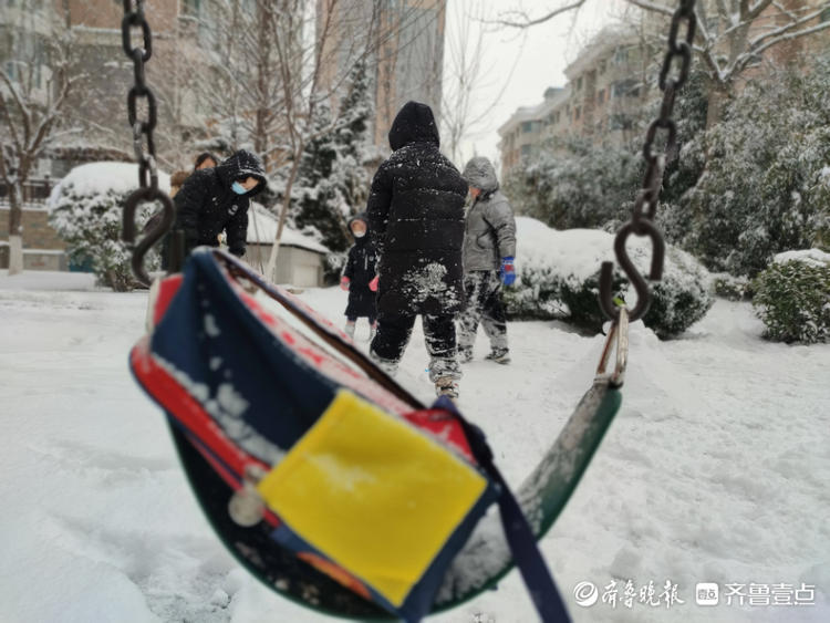 图集|一夜大雪过后的烟台，孩子们沉浸在冰雪世界