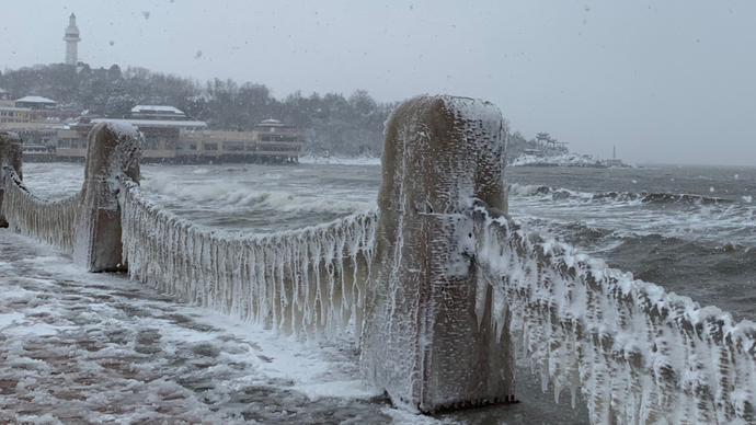果然视频|烟台滨海广场护栏妆扮冰凌套装，引摄影爱好者拍照留念