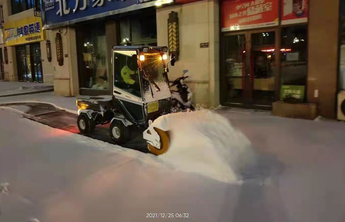 连续奋战数小时，烟台市区两级城管部门已出动五千余人保障清雪