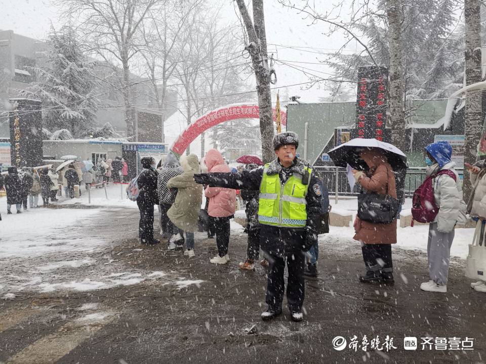 风雪坚守全时备勤！烟台交警启动恶劣天气应急预案疏堵保畅