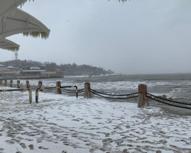 岁末寒潮来袭，冷空气持续影响山东，齐鲁晚报·齐鲁壹点16市记者蹲点采访，体验“压轴寒潮”。