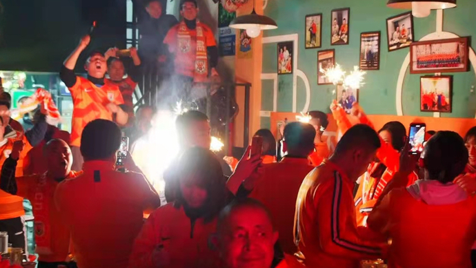 果然视频|精彩纷呈！泰山队球迷从期盼到狂喜的表情 