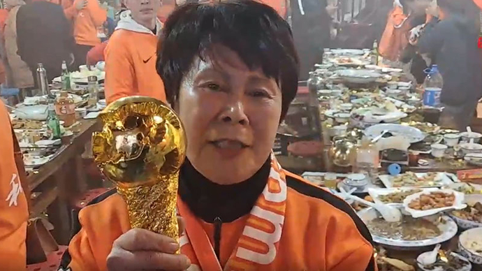 果然视频|泰山队夺冠球迷跳圆圈舞，董大姐喊出肺腑之言   