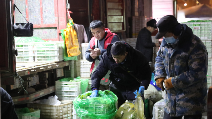 果然视频·寒战|凌晨两点的菜市场：零下六度中的“热闹”