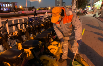 寒战丨泰安零下15℃！ 环卫工人在寒冬中依然坚守岗位