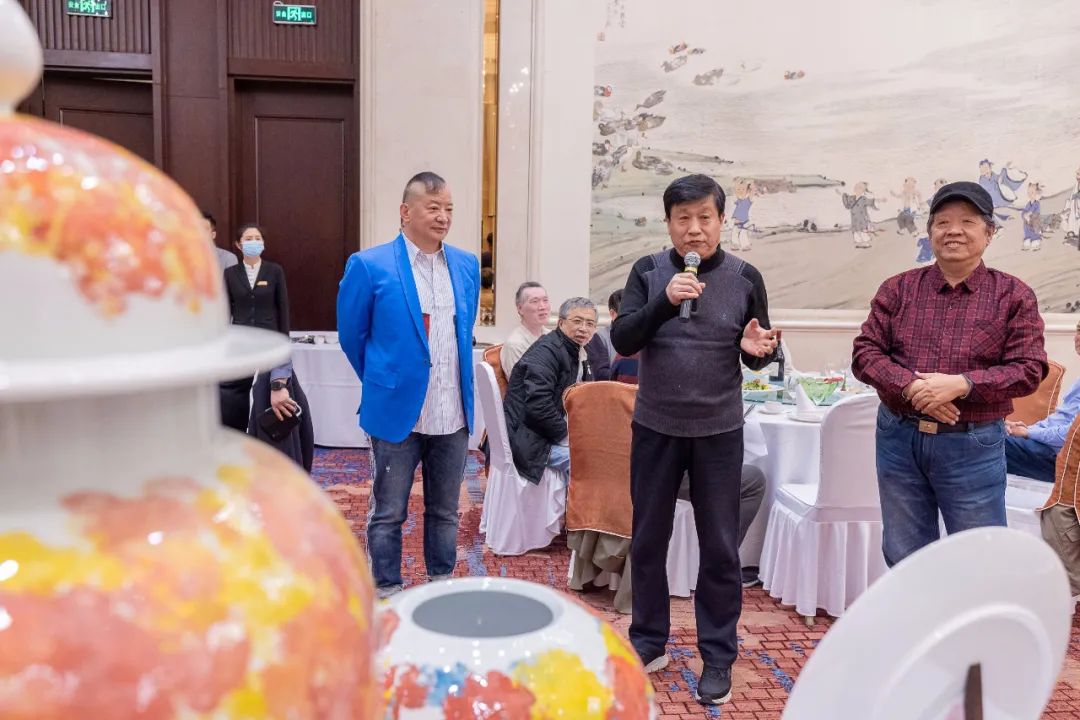 于山东出版美术馆盛大开幕,全国艺术圈的画家名师齐聚一堂,探讨袁海龙