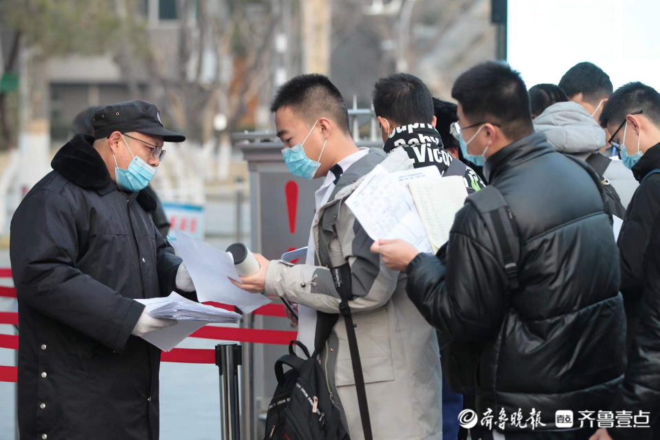2022年山东高考外语听力开考，考生持核酸阴性报告入场