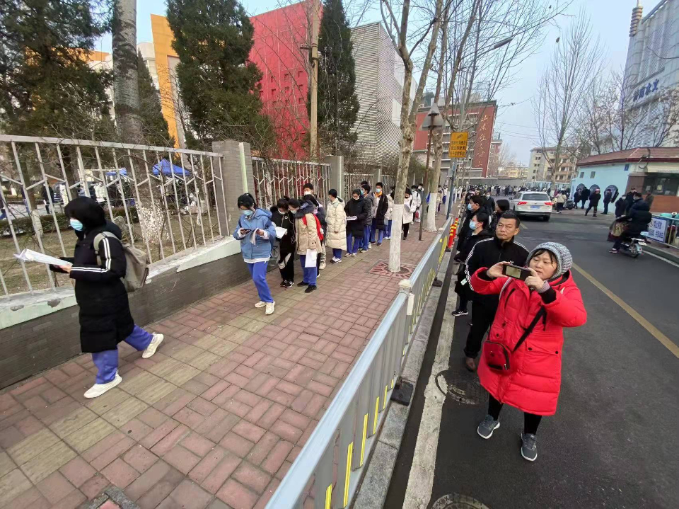 2022年山东高考外语听力启幕，家长零下1度低温中陪考