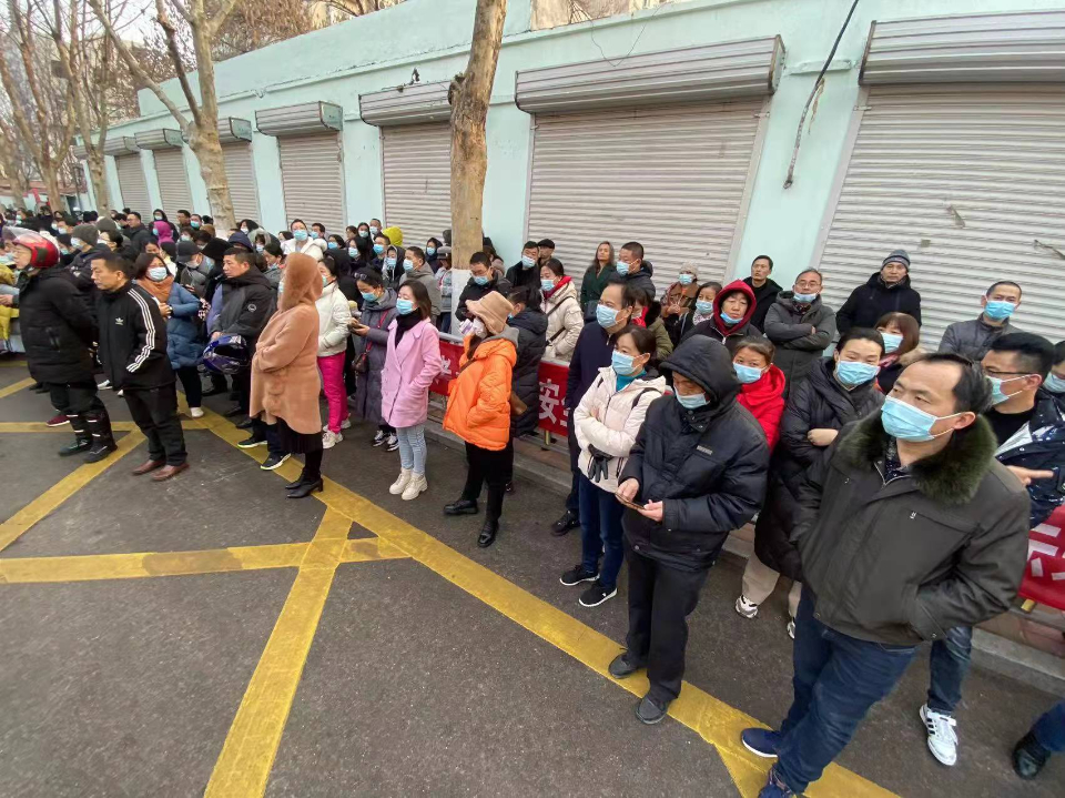 2022年山东高考外语听力启幕，家长零下1度低温中陪考