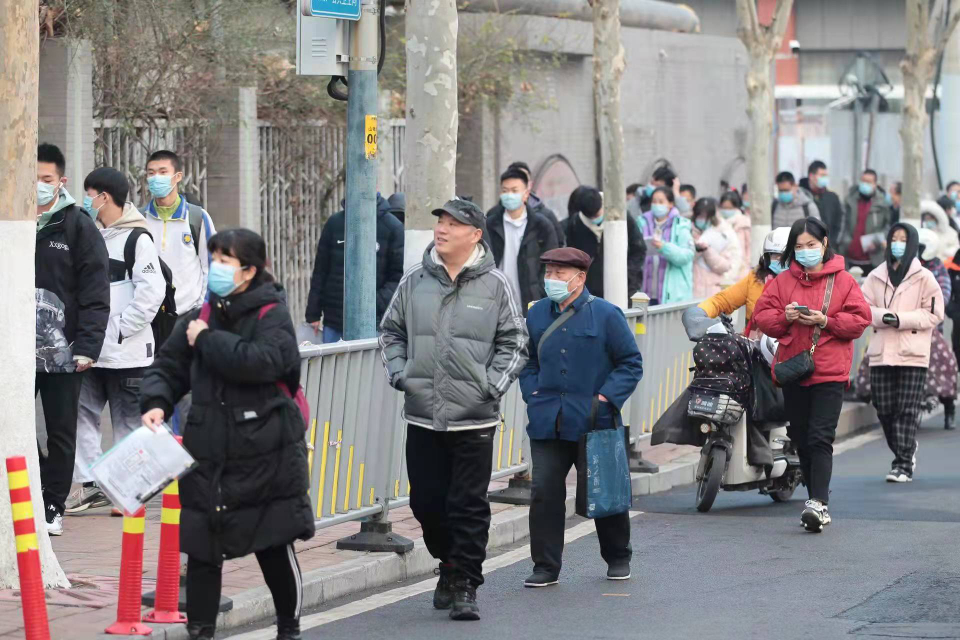 2022年山东高考外语听力启幕，家长零下1度低温中陪考