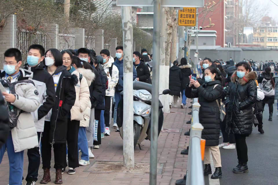 2022年山东高考外语听力启幕，家长零下1度低温中陪考