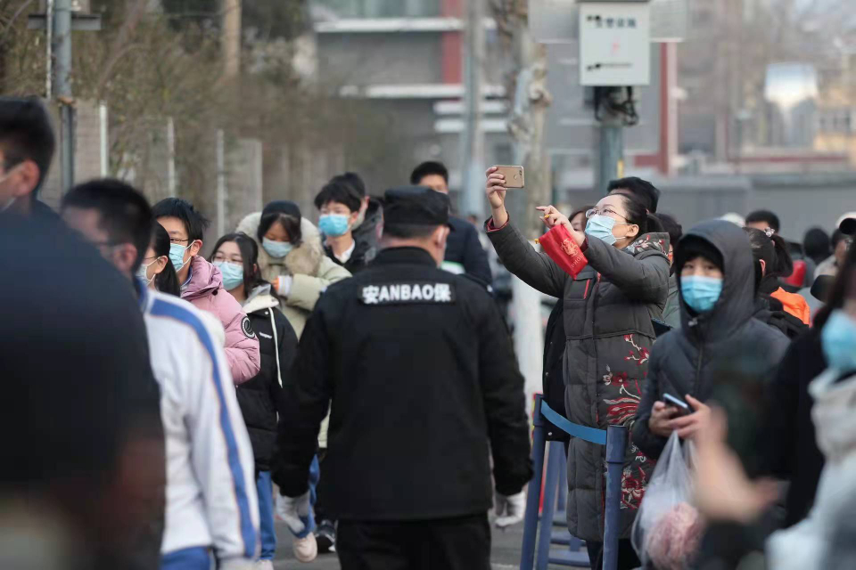 2022年山东高考外语听力启幕，家长零下1度低温中陪考