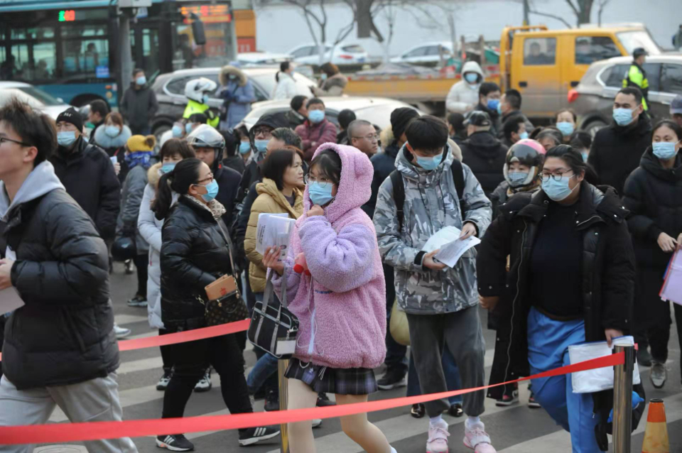 2022高考听力考试：考场外的目送和静候