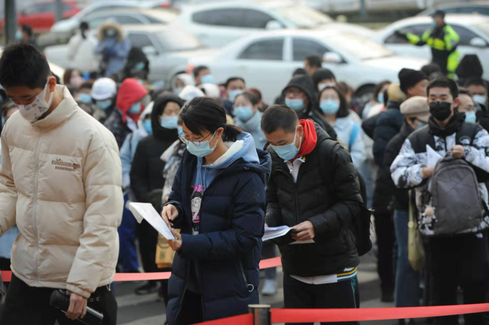 2022高考听力考试：考场外的目送和静候