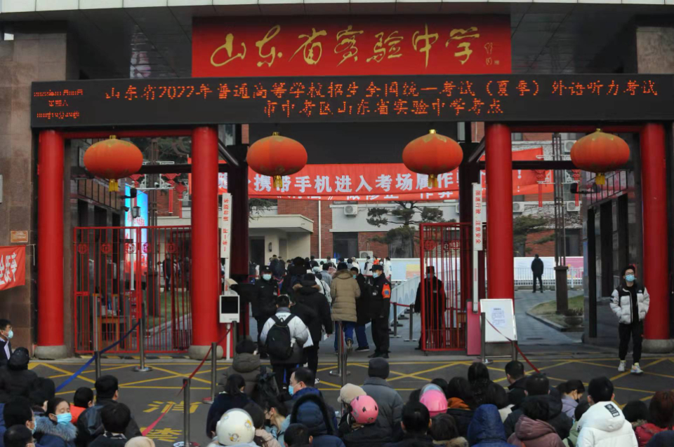 2022高考听力考试：考场外的目送和静候