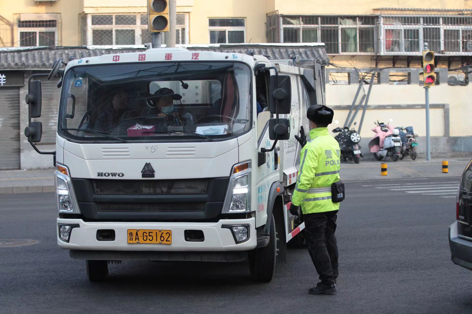 听力考试开始，山师北街临时交通管制禁行机动车