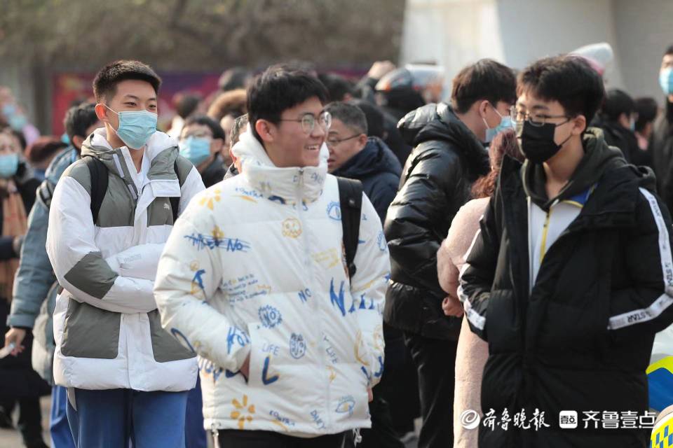 不难！山东2022高考外语听力考试结束，考生走出考场面带笑容