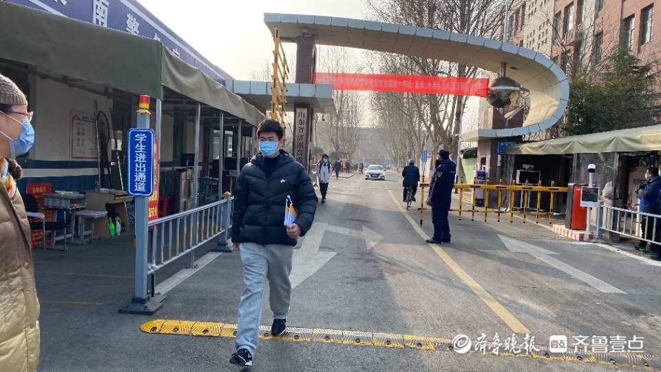 2022年山东高考外语听力考试结束，考生轻松走出考场