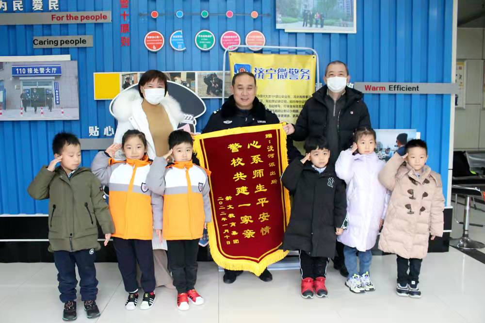 童心致警小朋友送贺卡感谢警察叔叔守护