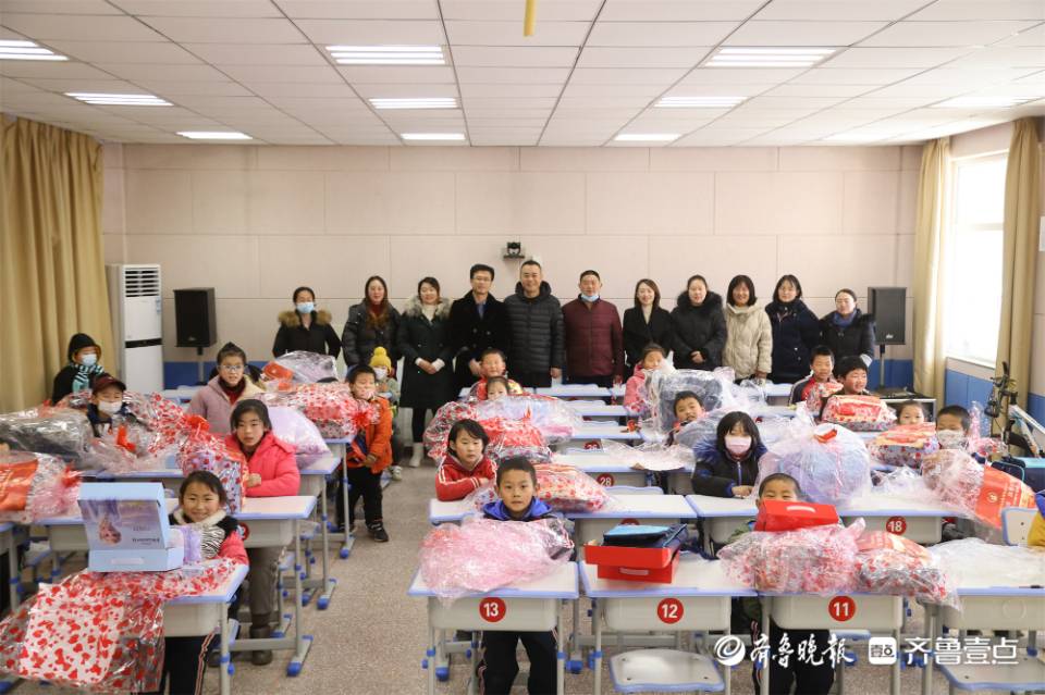 被礼物压弯了腰也舍不得放手，70份心愿礼物送到栖霞孩子们手中
