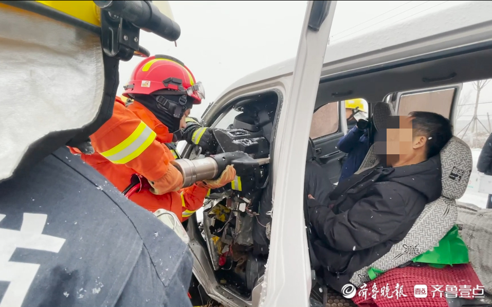 39分,东营消防部门接到报警称:东营市利津县汀罗镇前毕村发生交通事故